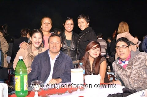 11122011 MUY  contentos lucieron los asistentes a la celebración.