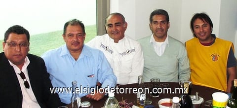 11122011 ING. JOSé  Luis Mejía, Ing. Pedro Elías, Ing. Carlos Leyva y Lic. Pedro Híjar, junto al homenajeado.
