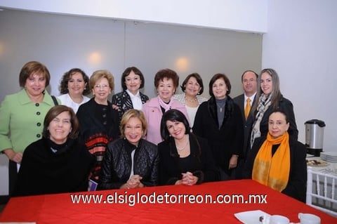 12122011 LA ESCRITORA  Guadalupe Loaeza, acompañada de las amigas del Museo Arocena.