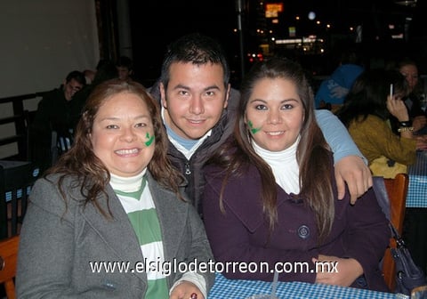 12122011 LAURA,  Alejandro y Nidia.