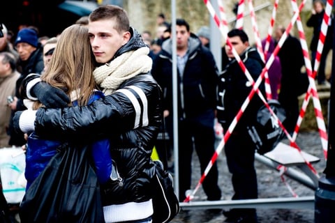 Ataque armado. Policías resguardan el lugar del ataque en centro belga de Lieja.

No está claro el motivo del ataque en la Place Saint-Lambert, el punto de entrada a las calles comerciales del centro de esta ciudad del este de Bélgica.