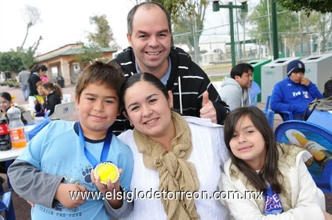 15122011 DAVID  Páez y Lucy de Páez con sus hijos David y Valeria Páez.