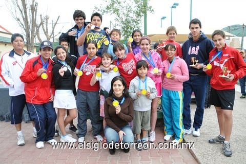15122011 LOS PROFESORES  Villela e Iliana Salsamendi junto a un grupo de ganadores en el Torneo de Tenis Navideño organizado por un club social de la localidad.