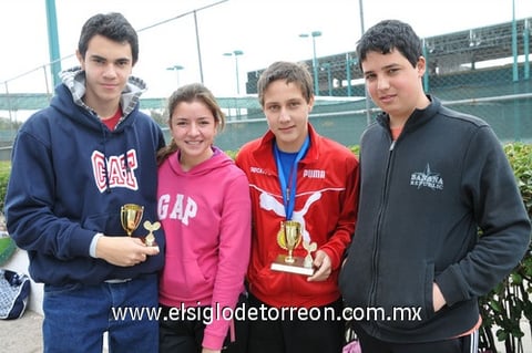15122011 VICENTE , Laura, Daniel y Carlos.