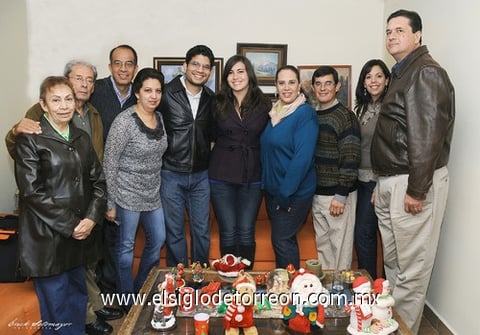 15122011 JUDITH,  Mario, Jesús, Judith, Margarita, César, Isabel y Ángel en compañía de los futuros novios.