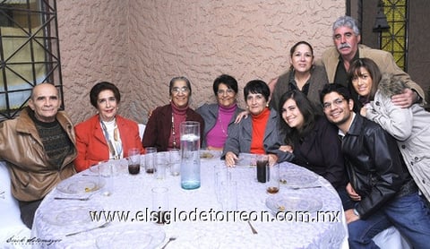 15122011 NUMEROSAS  felicitaciones y buenos deseos recibió la pareja por parte de sus familiares.