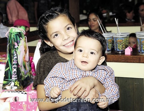 Mara apagó ocho velitas, mientras que Samuel apagó una.
