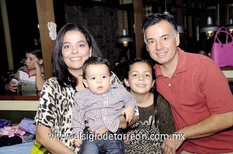 Mara y Samuel celebraron sus respectivos cumpleaños en compañía de sus papás Píldora y Jorge.
