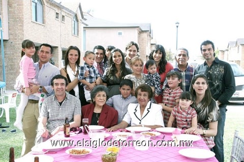 Familiares y amistades que acudieron al festejo bautismal.