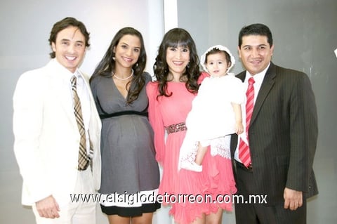 La pequeña Valeria junto a sus papás Lorena y Luis; y sus padrinos Jorge y Cecy.