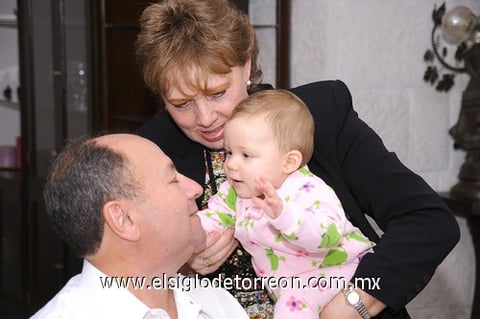 Renata con sus abuelitos Jaime y Bonnie.