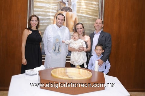 Renata Leal Carrillo acompañada de sus papás Bonnie Carrillo de Leal y Carlos Leal, su hermano Diego Leal y su madrina Laura Leal de la Garza.