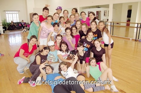 Grupo de alumnas de academia de danza.
