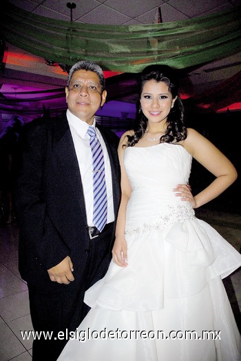 Salvador García junto a su hija Julia García, quien lució radiante en su festejo de quince años.