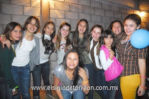 Sabrina Lozada en compañía de algunas amigas que acudieron a su festejo de cumpleaños.