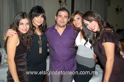 El cumpleañero junto a un grupo de amigas.