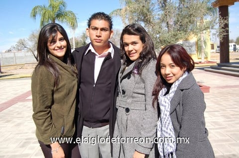 16122011 XIMENA,  Rubén, Mónica y Abigaíl.