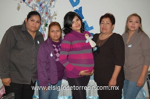16122011 BLANCA,  Sayne, María Elena y Sandra, junto a Dulce de Santiago en su canastilla.