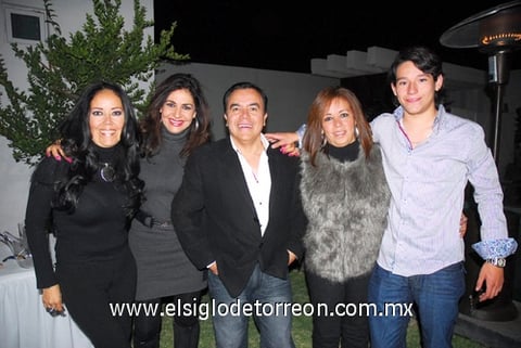 17122011 EDMUNDO  Guijarro acompañado de sus amistades en recepción.