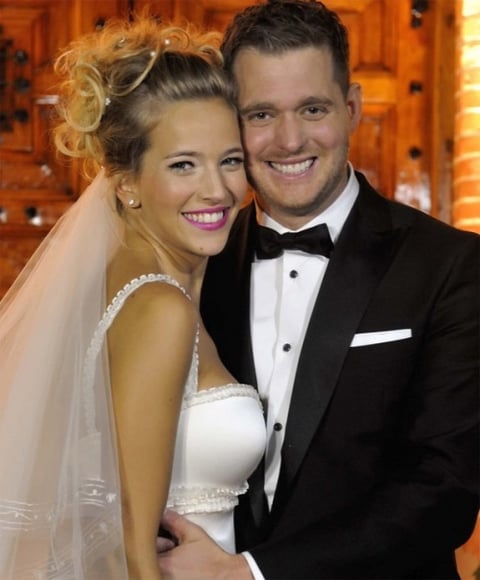 En marzo, el cantante Michael Bublé y la actriz argentina Luisana Lopilato se casaron en un registro civil de Buenos Aires, rodeados de amigos, familiares y numerosos seguidores. La ceremonia religiosa fue oficiada en inglés y español.