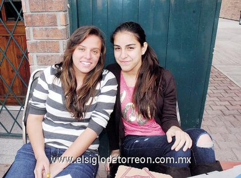 19122011 DANIELA  y Marcela en reciente festejo.