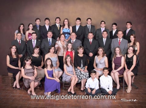 18122011 Sr. Mario Lozoya y Sra. Victorina Díaz-Vélez de Lozoya contrajeron matrimonio el dos de diciembre de 1961, por lo que se encuentran celebrando sus Bodas de Oro con motivo de 50 años de casados. Los acompañan en la fotografía sus hijos: Victorina, Mario, Camis, Laura y Ana Isabel con sus respectivas familias.- Studio Sosa