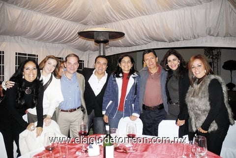 18122011 AGRADABLE  velada disfrutaron amigos de Edmundo Guijarro quien ofreció una posada en su residencia.