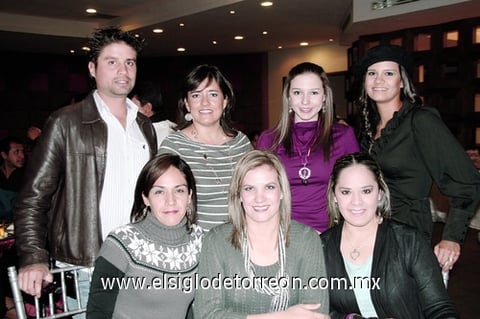 18122011 ARTURO  Luna, Adriana Ramírez, Anabel Rivera, Paulina Vázquez, Annie Medina, Lucy Muñoz y Denisse Martínez.
