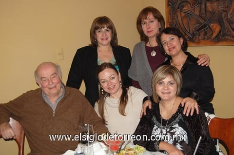 19122011 ROXANA  Torre, Yolanda Nogueira, Giomara Alvarado, padre Luis González, Giny Flores y Lorena Giacomán.