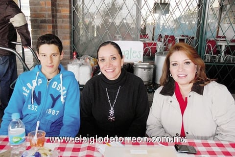 20122011 GABRIEL , Tere y Claudia.