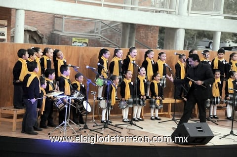 21122011 EL CORO  del colegio realizó una excelente participación.