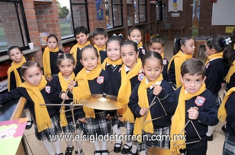 21122011 MARíA  Fernanda, Abigaíl, Yulvian, Paty, Regina, Melissa y Alberich.