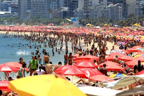 El primer día de verano fue recibido por cientos de personas en las playas de Río de Janeiro, en donde los termómetros llegaron a superar los 38 grados centígrados, con sensación térmica muy superior debido a la baja humedad relativa y a la poca nubosidad.