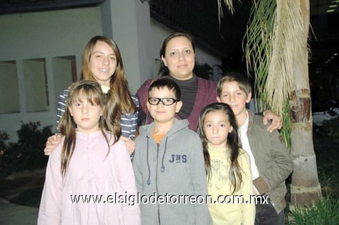22122011 ANA LUCÍA , Laura, Samantha, Sabath, Jorge y Michelle.