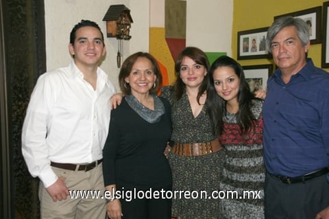 22122011 FAMILIA  Madinabeitia Aguirre durante una reunión.