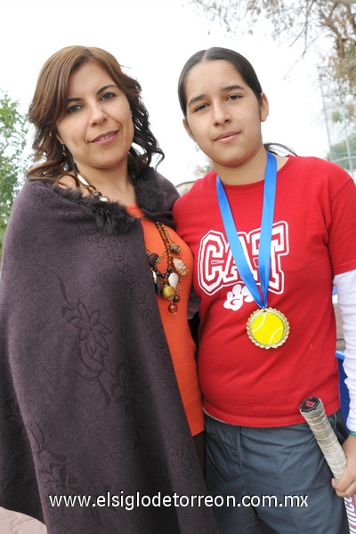 23122011 LORENA  Canales y su hija Itzel Trejo.