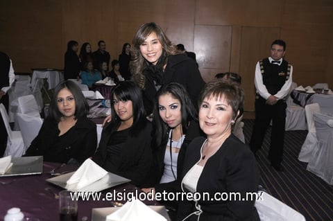 26122011 MAYELA  Rodríguez, Rosario López, Monserrat Solís, Lila Aguirre y Blanca de León.