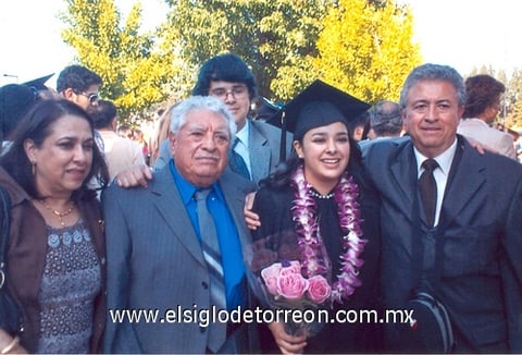 26122011 NADIA  Sánchez Velázquez recientemente se graduó de Ingeniero Civil en la Universidad de California, Campus Davis U.S.A. Acompañada de sus padres Dr. Gustavo Sánchez Triana y Dra. Alicia Velázquez Díaz, su abuelo Miguel Sánchez Carrillo y Gustavo Sánchez Velázquez.