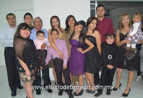 26122011 LESLIE  Ann Martínez, Argentina Ruiz, Érika Hernández, Norma Arellano, Lucía Reyes, Laura Rosales, Azucena Martínez, Cecilia Martínez y Nancy Martínez, asistentes a la reunión al lado de la festejada.