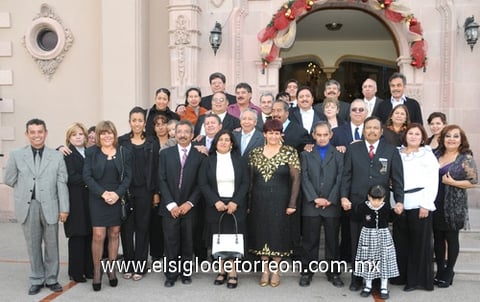 26122011 MUY  contentos lucieron los integrantes de esta generación, al tomarse la tradicional foto del reencuentro después de concluir la misa.