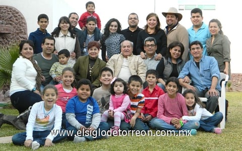 26122011 DON  Enrique Yassín celebró recientemente 80 años de vida, acompañado por sus hijos, nietos y bisnietas, recibiendo numerosas felicitaciones.
