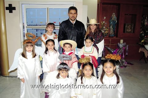 26122011 PADRE JOSé JAIME  de León Romero junto algunos de los pequeños participantes en la pastorela.