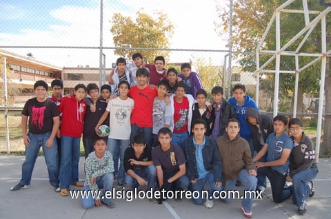 26122011 ALUMNOS  de secundaria después de un juego de futbol.