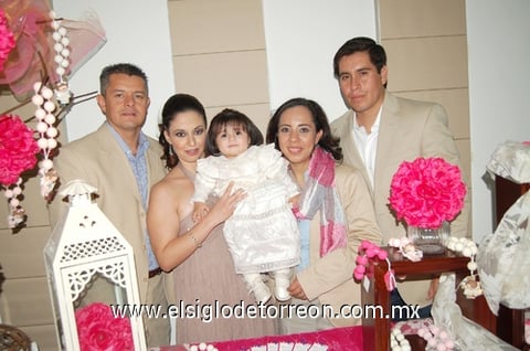 26122011 LA PEQUEñA  Dana al lado de sus padrinos César Montero Arteaga y Brenda Burgos Márquez; y sus papás Nadia Mendoza de Herrera y Alejandro Herrera Marmolejo.