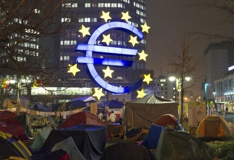 La llamada 'Euro Zona' entró en crisis económica por los problemas de liquidez de los gobiernos de la Comunidad Económica Europea.

http://www.elsiglodetorreon.com.mx/noticia/689189.europa-sacude-al-mundo-financiero.html