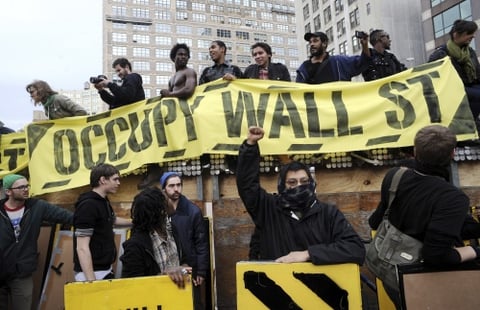 Miles de personas integrantes de 'Occupy Wall Street' salieron a las calles para protestar contra la avaricia corporativa y la desigualdad en los ingresos. Jóvenes de diferentes partes del mundo siguieron el ejemplo y se manifestaron.

http://www.elsiglodetorreon.com.mx/noticia/669156.inicia-protesta-mundial-de-grupo-indignados.html