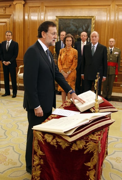 Los españoles dieron una aplastante victoria al centroderechista Partido Popular y a su líder Mariano Rajoy para gobernar el país durante los próximos cuatro años y gestionar la peor crisis económica y de empleo de su historia reciente.

http://www.elsiglodetorreon.com.mx/noticia/682705.rajoy-tomara-posesion-el-21-de-diciembre.html