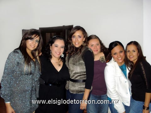 28122011 CLAUDIA  Manzanera festejó su cumpleaños junto a sus amigas.