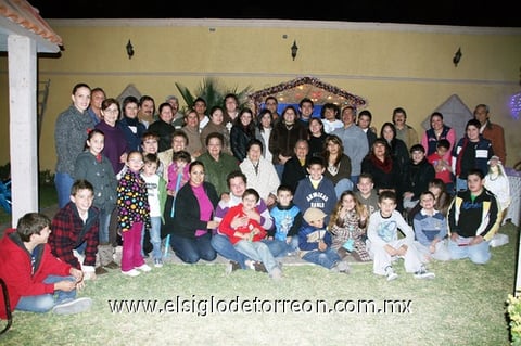 29122011 FAMILIA  Román Flores y amistades durante alegre posada.