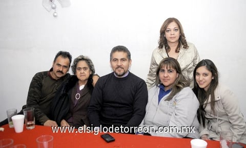 29122011 PBRO. JOSé JAIME  de León Romero el día de su aniversario sacerdotal junto a Ricardo de León, Gloria Romero, Gloria Sofía de León, Josefina Moreno y Yamile Babún.